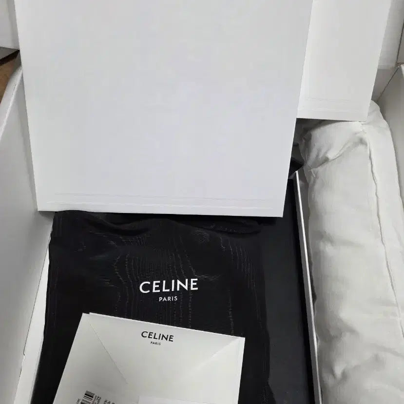 [BUNJANG] CELINE Small Cuir Triomphe Strap Pouch / CELINE 셀린느 스몰 퀴르 트리옹프 스트랩 파우치(상태S급)