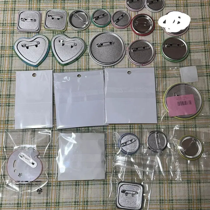 [BUNJANG] Bundle Set Illustrated Character Badge / (일괄) 일러스트 캐릭터 핀버튼 캔뱃지 (서티, 무디클럽, 안경만두 등)