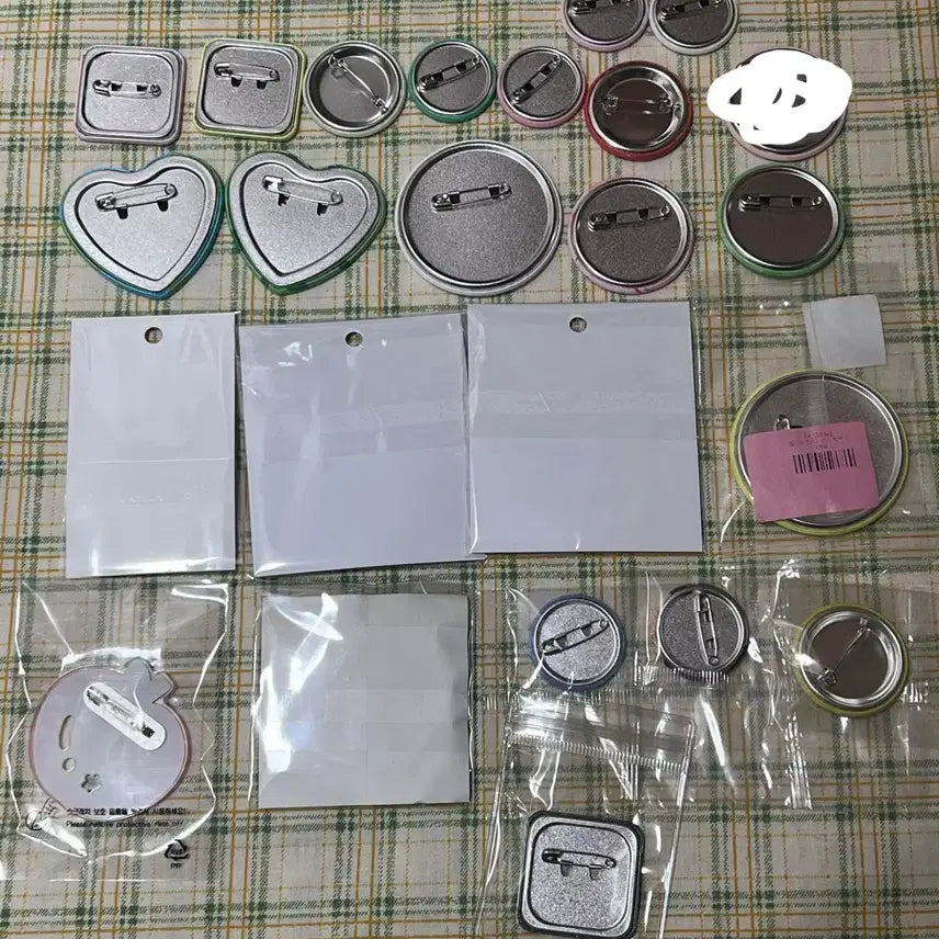 [BUNJANG] Bundle Set Illustrated Character Badge / (일괄) 일러스트 캐릭터 핀버튼 캔뱃지 (서티, 무디클럽, 안경만두 등)
