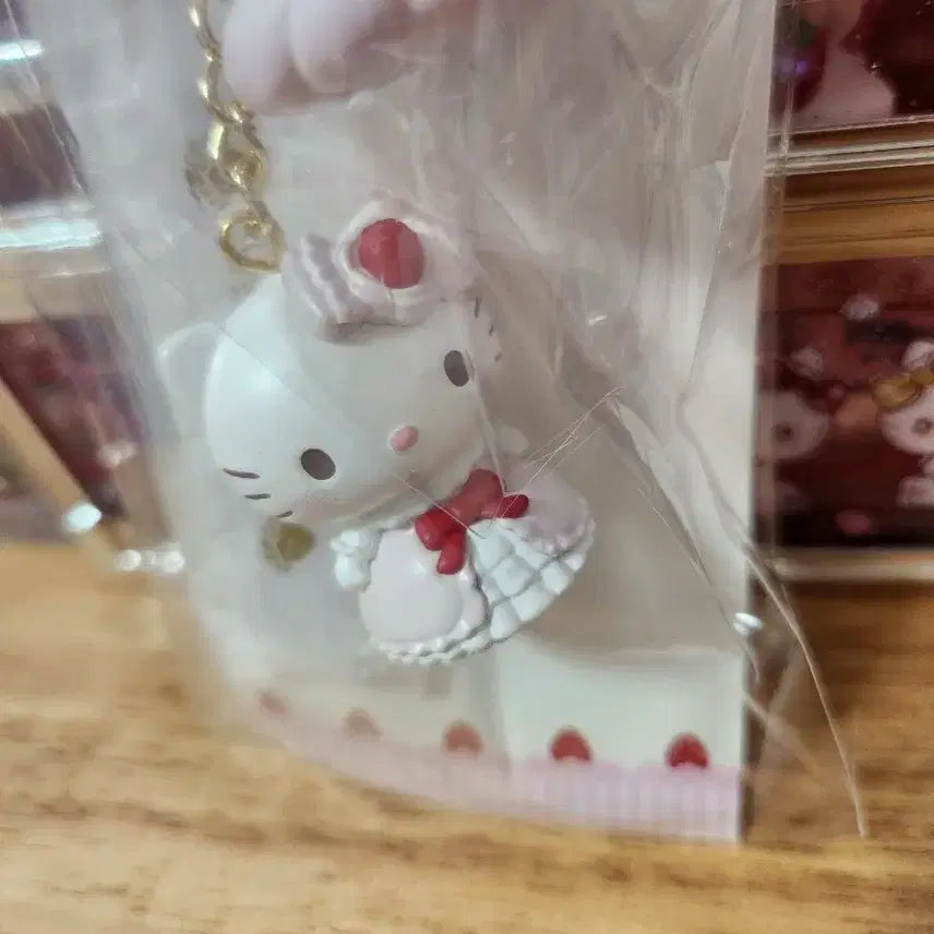 [BUNJANG] Sanrio Shortcake Hello Kitty Keychain / 산리오 쇼트케이크 키티 키링