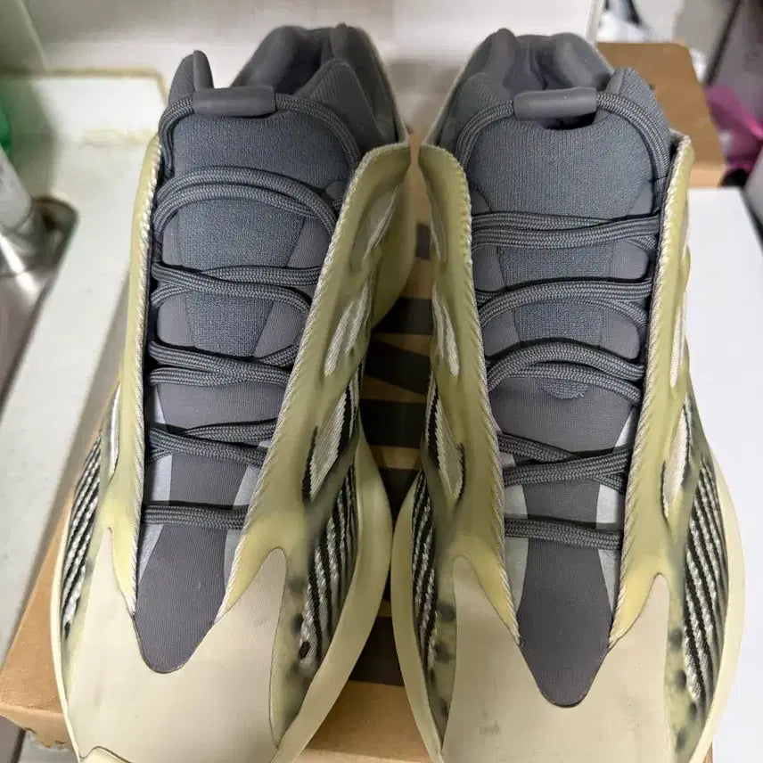 [SOLD OUT] (295) yeezy 이지 700 v3 페이드 솔트