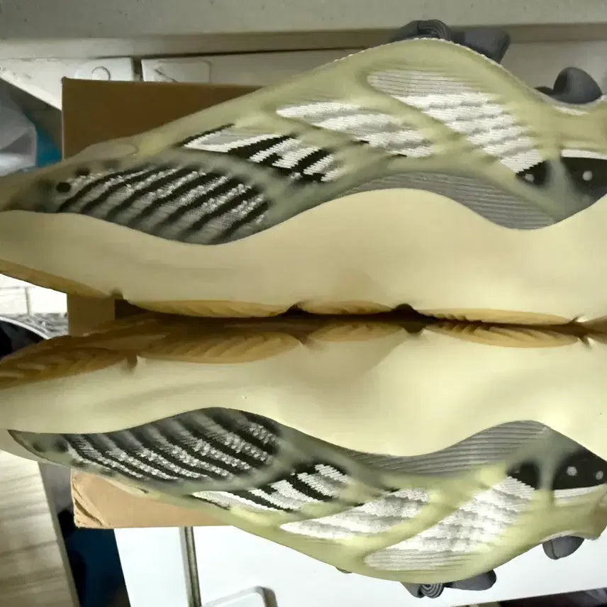 [SOLD OUT] (295) yeezy 이지 700 v3 페이드 솔트