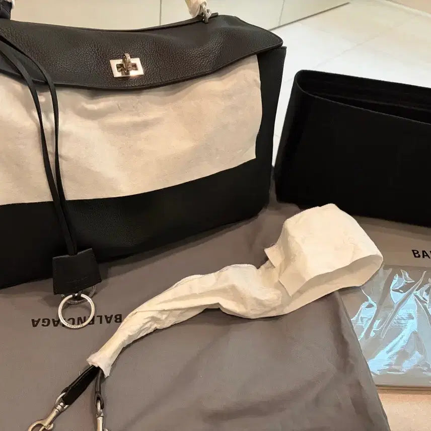 [BUNJANG] Balenciaga Rodeo Medium Black Handbag / 연휴초특가)매장구매/선물가능/새상품) 발렌시아가 로데오백 미디엄 블랙