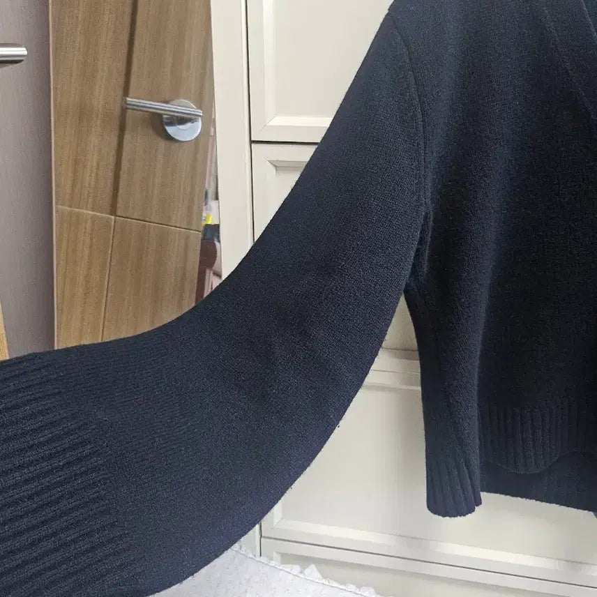[BUNJANG] JOY.W Black V-Neck Cardigan / JOY.W 블랙 브이넥 가디건