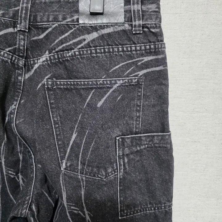 [BUNJANG] Black Washed Scratch Denim Pants / 블랙 워싱 스크래치 데님 팬츠