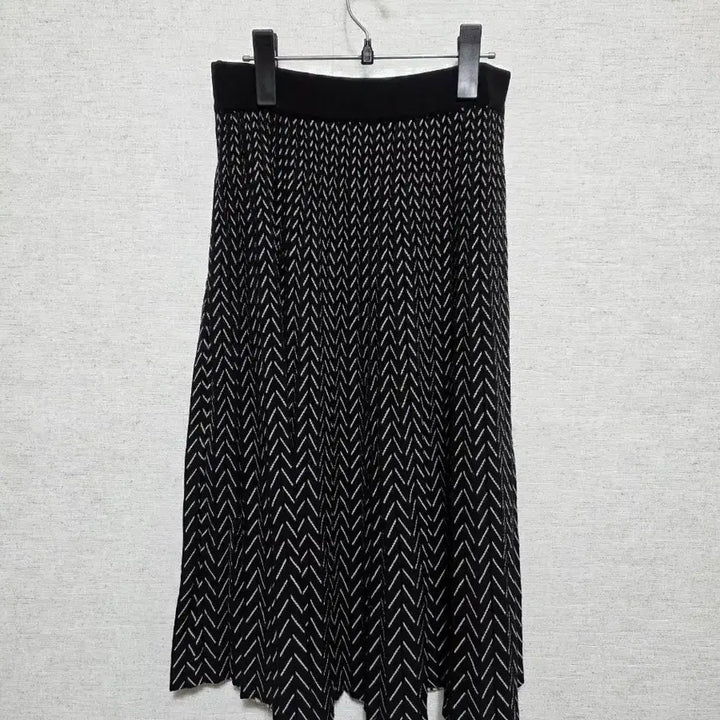 [BUNJANG] Black Herringbone Pleated Skirt / 블랙 헤링본 패턴 플리츠 스커트
