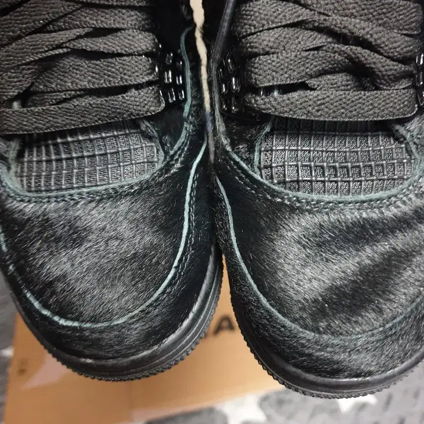[BUNJANG] Jordan x Olivia Kim Retro 4 Sneakers Black (240) / (콜라보 제품) 조던4 올리비아킴 레트로 노커버 스니커즈 블랙 (240)