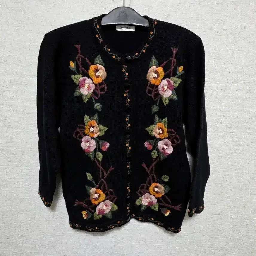 [SOLD OUT] De Feathers 블랙 꽃 자수 가디건