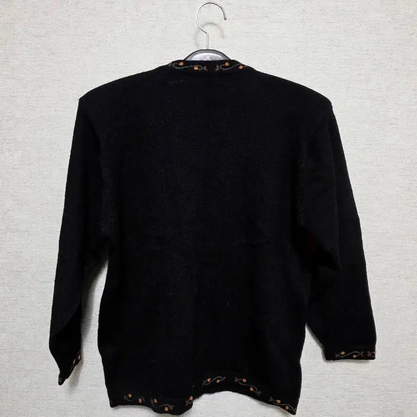 [SOLD OUT] De Feathers 블랙 꽃 자수 가디건