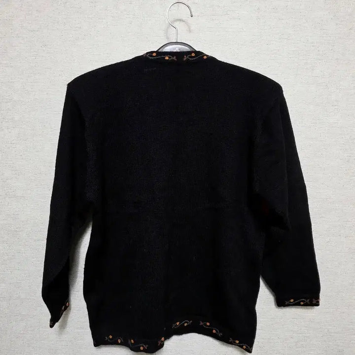 [SOLD OUT] De Feathers 블랙 꽃 자수 가디건
