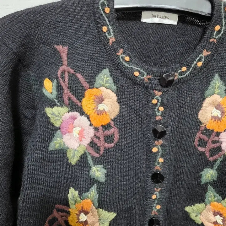 [SOLD OUT] De Feathers 블랙 꽃 자수 가디건