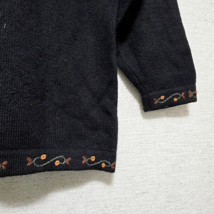 [SOLD OUT] De Feathers 블랙 꽃 자수 가디건
