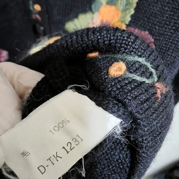 [SOLD OUT] De Feathers 블랙 꽃 자수 가디건