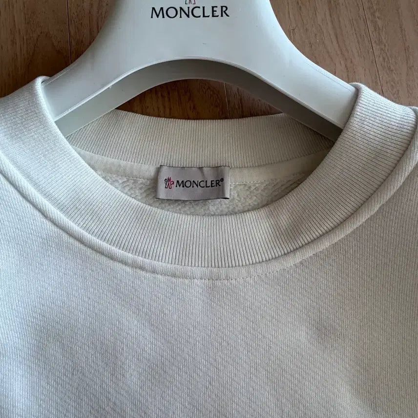 [BUNJANG] Moncler Logo Sweatshirt White 22FW / 몽클레르 로고 스웨트셔츠 화이트 22FW