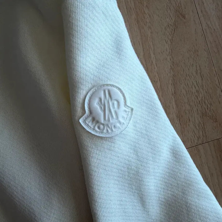 [BUNJANG] Moncler Logo Sweatshirt White 22FW / 몽클레르 로고 스웨트셔츠 화이트 22FW