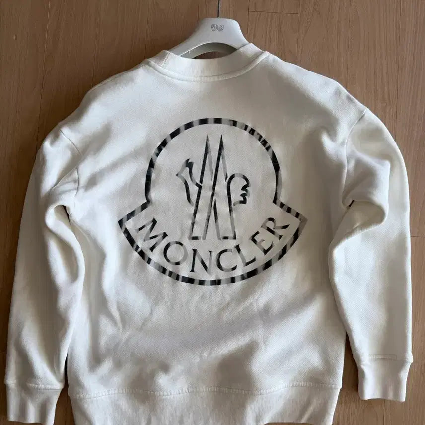 [BUNJANG] Moncler Logo Sweatshirt White 22FW / 몽클레르 로고 스웨트셔츠 화이트 22FW