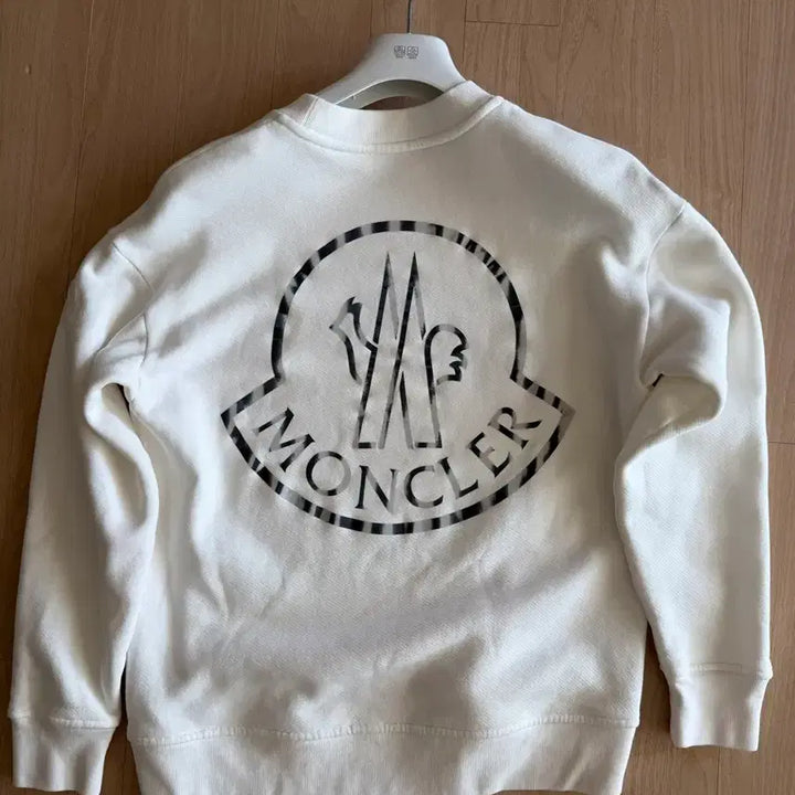 [BUNJANG] Moncler Logo Sweatshirt White 22FW / 몽클레르 로고 스웨트셔츠 화이트 22FW
