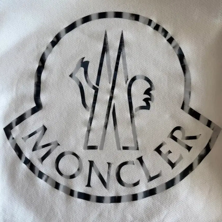 [BUNJANG] Moncler Logo Sweatshirt White 22FW / 몽클레르 로고 스웨트셔츠 화이트 22FW