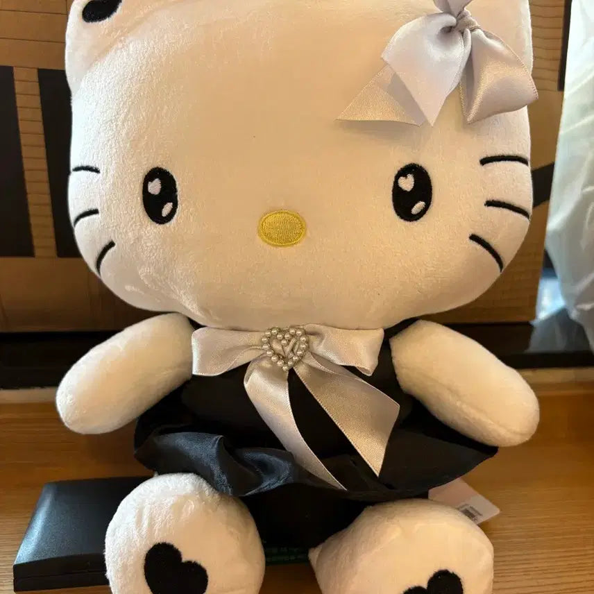 [BUNJANG] Sanrio Black Heart Medium Plush Doll Kitty / 마지막 1개 남음!! 산리오 블랙하트 중형인형 키티