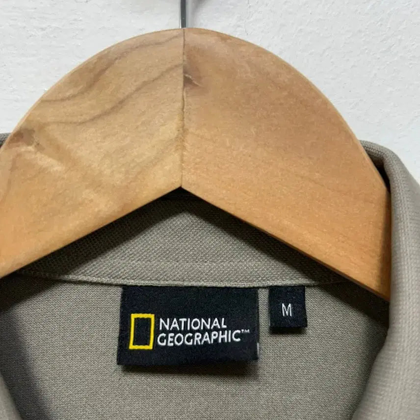 [SOLD OUT] 내셔널지오그래픽 카키색 반팔 폴로티셔츠 M