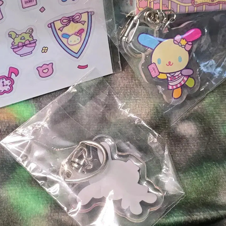 [BUNJANG] Everland Sanrio Usahana Sticker + Acrylic Keychain Set / 에버랜드 산리오 우사하나 스티커 + 아크릴 키링 세트