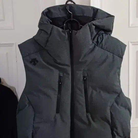 [BUNJANG] Descente Training Duck Down Vest / 데상트 트레이닝 볼륨솔리드 덕다운 조끼