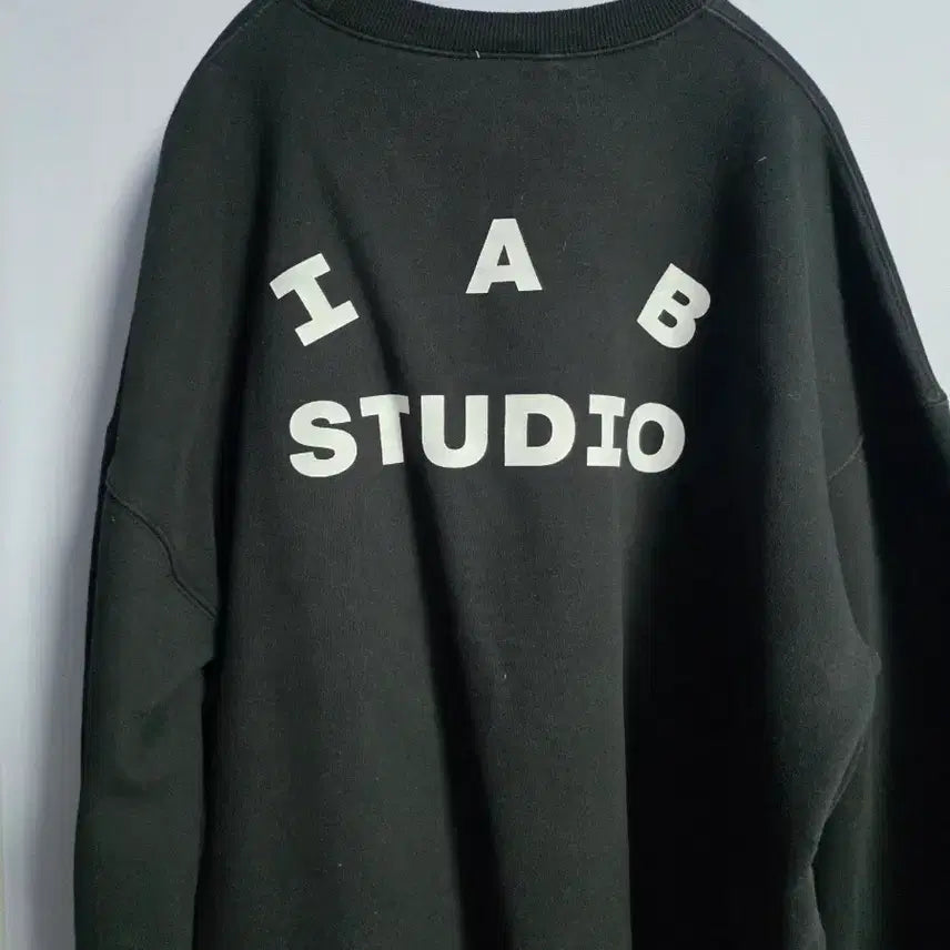 [BUNJANG] IAB Studio Sweatshirt Black / 아이앱 스튜디오 맨투맨 블랙