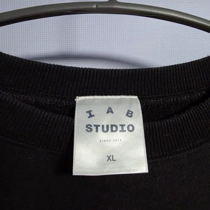 [BUNJANG] IAB Studio Sweatshirt Black / 아이앱 스튜디오 맨투맨 블랙