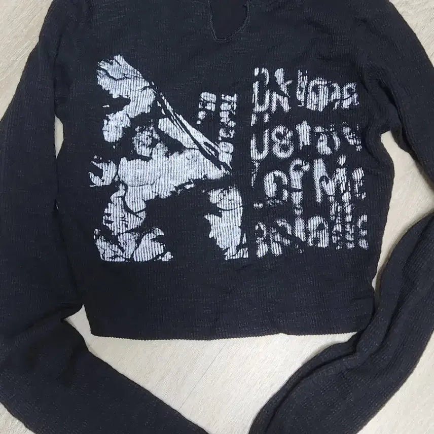 [BUNJANG] Hiki Market Goth Look Crack Crop Knit Black / HIKI 히키님 마켓 고스룩 크랙 크롭 니트 블랙 지뢰계 Y2k 펑크룩
