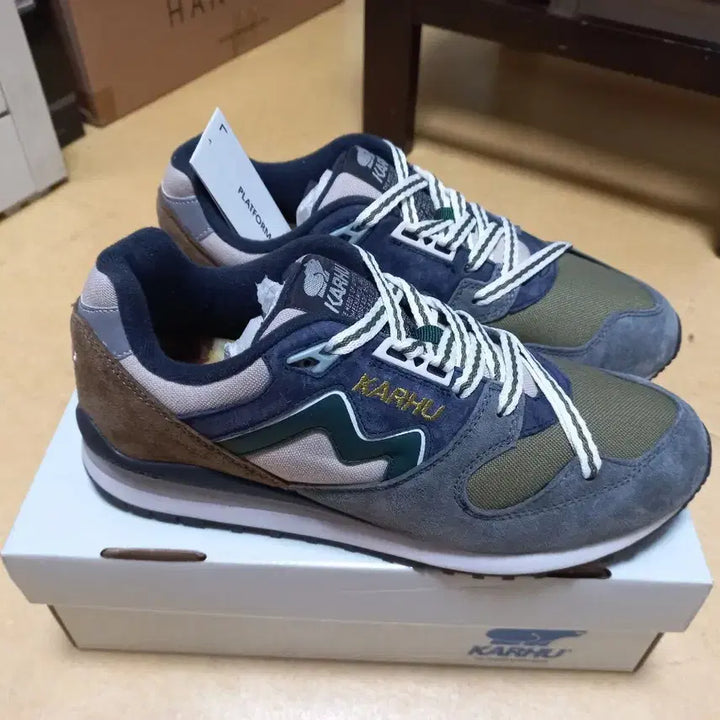 [BUNJANG] Karhu Synchron Khaki Sneakers US 8.0 / [255] 카르후 싱크론 카키 US8.0 새상품