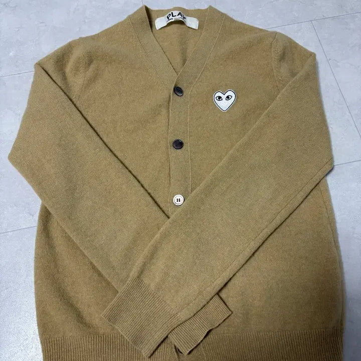 [BUNJANG] Comme des Garcons Cardigan Beige M / 꼼데가르송 하트 와펜 가디건 베이지 M 남성용