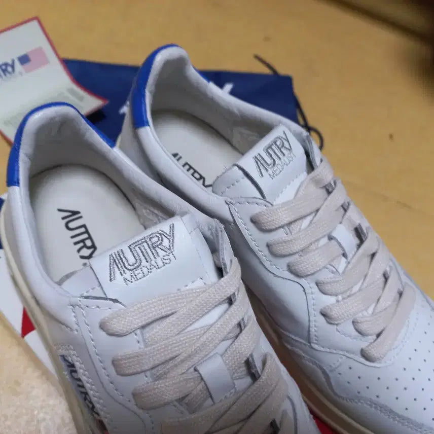 [BUNJANG] Autry Medalist Blue Tab Sneakers / [260]  오트리 메달리스트 블루탭 260사이즈 새상품