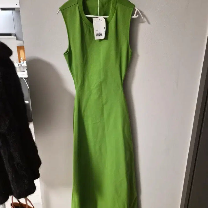 [BUNJANG] COS Sleeveless Cutout Maxi Dress / 코스(COS)의 슬리브리스 커트아웃 맥시 드레스