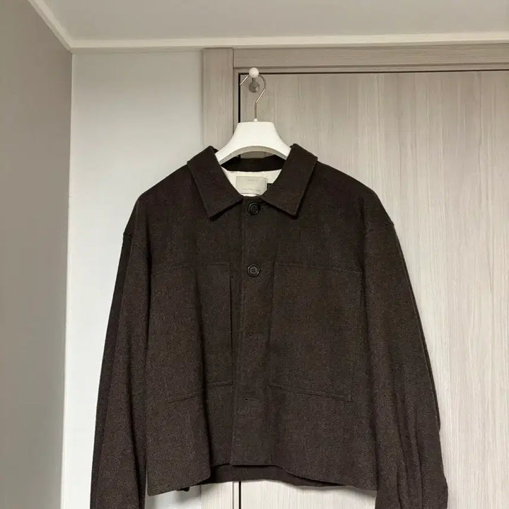 [BUNJANG] AMOMENTO Padded Crop Wool Jacket Brown / 아모멘토 패디드 크롭 울 자켓 브라운