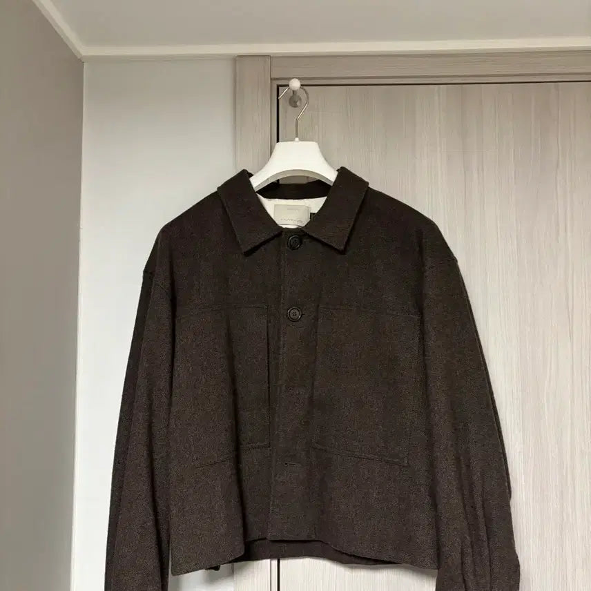 [BUNJANG] AMOMENTO Padded Crop Wool Jacket Brown / 아모멘토 패디드 크롭 울 자켓 브라운