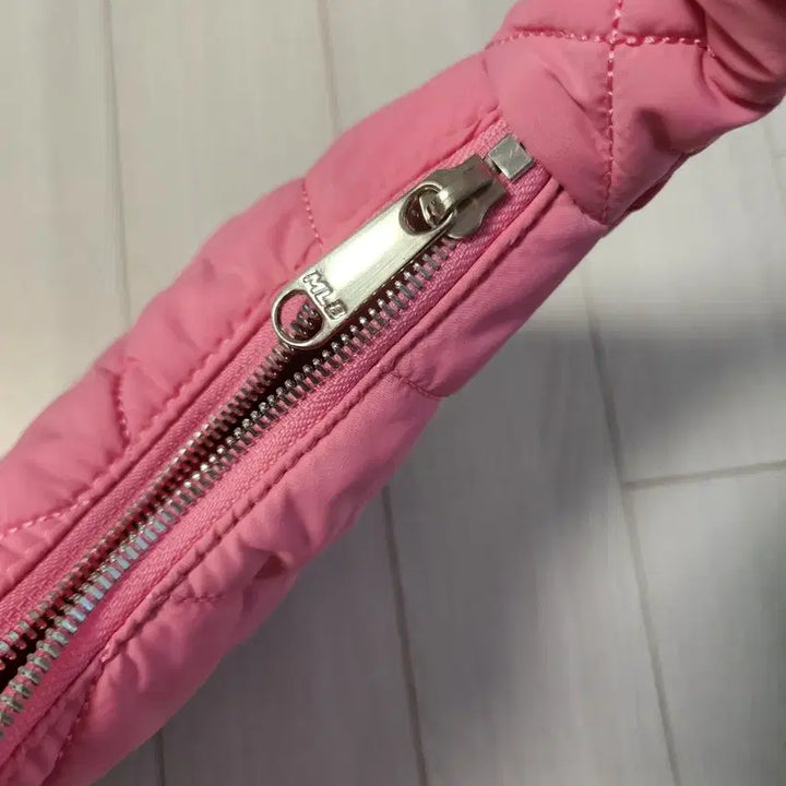 [BUNJANG] MLB Quilted Hobo Bag Medium CLE (Pink) / 새상품급)MLB퀼팅 호보백 미디움 CLE (Pink)여러 중고사이트에