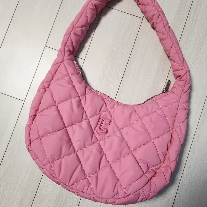 [BUNJANG] MLB Quilted Hobo Bag Medium CLE (Pink) / 새상품급)MLB퀼팅 호보백 미디움 CLE (Pink)여러 중고사이트에