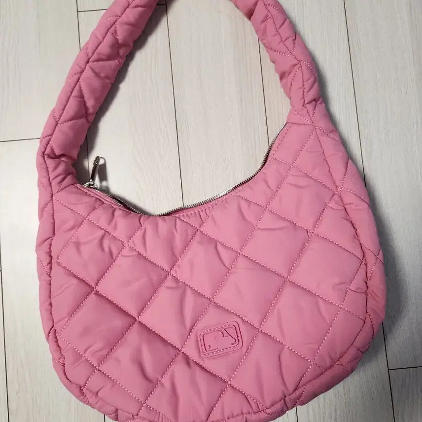 [BUNJANG] MLB Quilted Hobo Bag Medium CLE (Pink) / 새상품급)MLB퀼팅 호보백 미디움 CLE (Pink)여러 중고사이트에