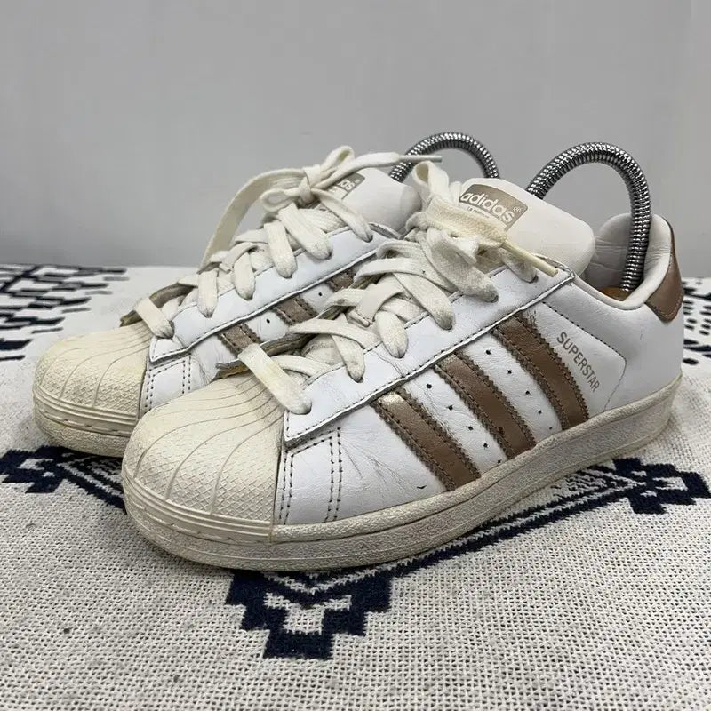 [BUNJANG] Adidas Superstar 2 Gold Sneakers / 아디다스 슈퍼스타 2 골드 스니커즈 신발 220 E02105