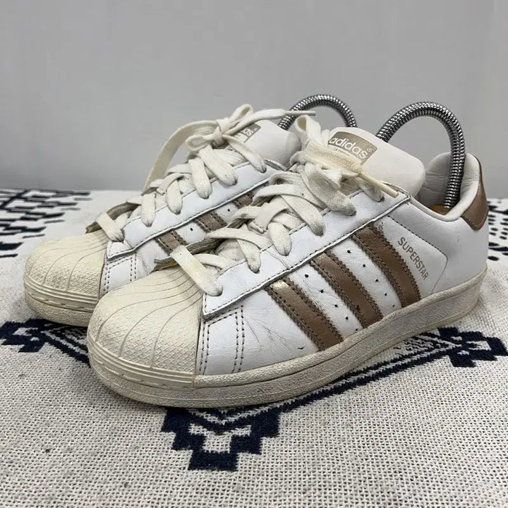 [BUNJANG] Adidas Superstar 2 Gold Sneakers / 아디다스 슈퍼스타 2 골드 스니커즈 신발 220 E02105