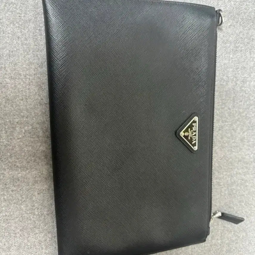 [SOLD OUT] 프라다 블랙 사피아노 클러치 백