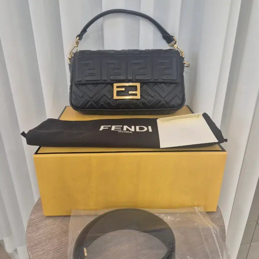 [BUNJANG] Fendi Baguette Medium Handbag / 펜디 바게트백 미듐
