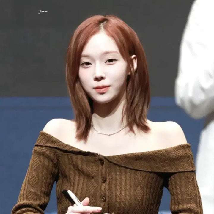 [BUNJANG] Rose Franz Off-Shoulder Knit Dorothy Brown / 로제프란츠 오프숄더 니트 도로시