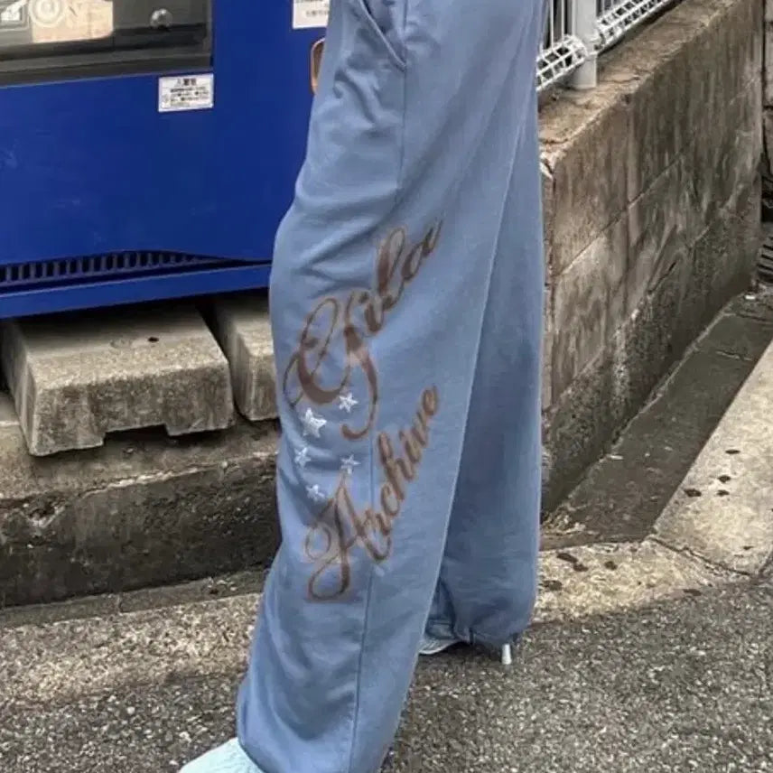 [BUNJANG] Gilla Archive Logo Sweatpants Blue / 길라아카이브 로고 스웻팬츠 블루