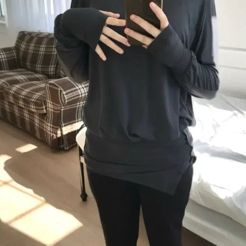 [SOLD OUT] 에이블리 핑거 버튼 워머 레귤러 핏 오프숄더 긴팔 티셔츠 기본티 시샘