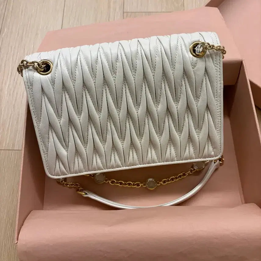 [BUNJANG] Miu Miu Matelassé Crystal Bag / 미우미우 마테라쎄 나파레더 크리스탈백 5bp065