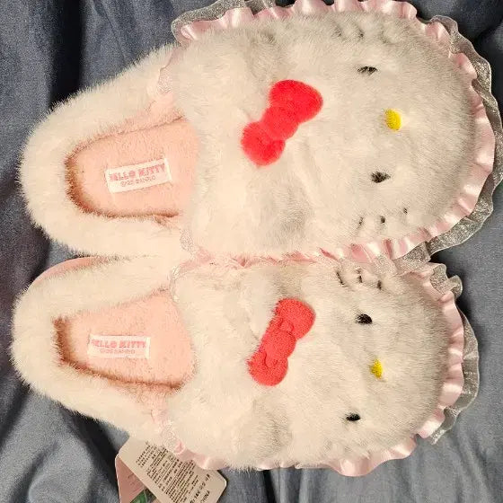 [BUNJANG] Hello Kitty Fluffy Slippers / 헬로키티 털 슬리퍼 룸슈즈