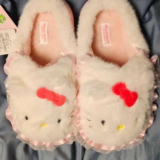 [BUNJANG] Hello Kitty Fluffy Slippers / 헬로키티 털 슬리퍼 룸슈즈