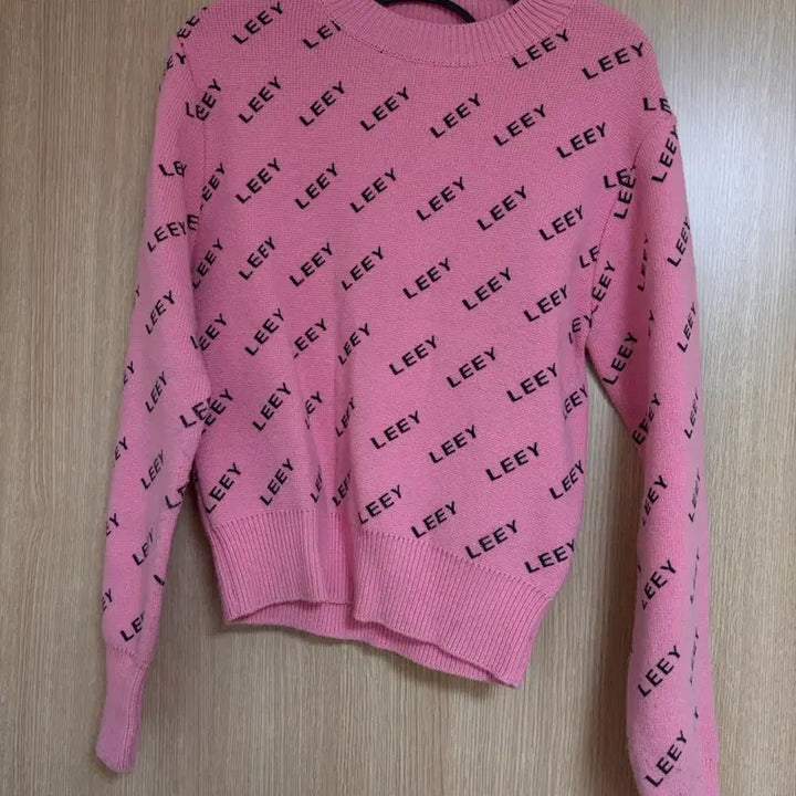 [SOLD OUT] LEEY 핑크색 로고 니트