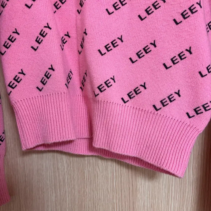 [SOLD OUT] LEEY 핑크색 로고 니트